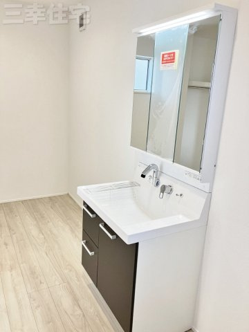 碧南市宮町の洗面所|3面鏡の洗髪洗面化粧台には、十分な可動式収納棚も付いた見た目も美しく機能性に優れた使いやすい仕様です