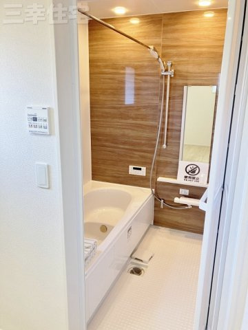 碧南市宮町の浴室|浴室には浴室暖房乾燥機が完備されています。雨の日のお洗濯も安心です。タイマーセットで自動お湯張り。帰宅後すぐにお風呂に入れちゃう嬉しい機能がついてます♪