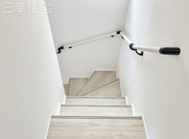 碧南市宮町の設備|手すりのある階段　手すりがあるから安心ね　