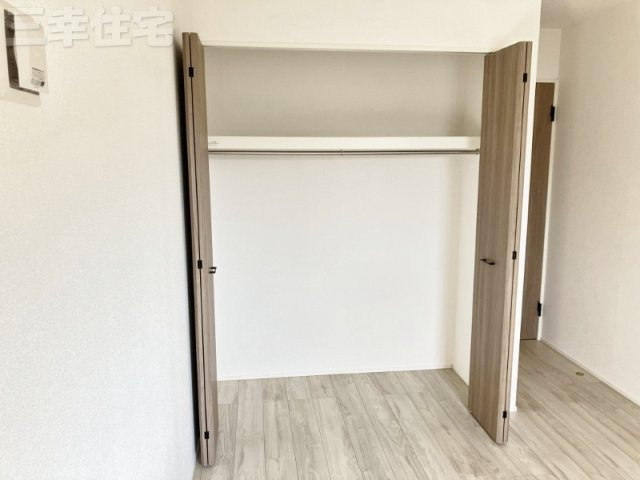 碧南市宮町2号棟の収納|洋室のクローゼット