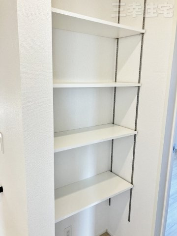 碧南市宮町の設備|2階に可動棚もあります