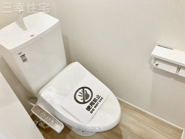 碧南市宮町2号棟のトイレ|2階シャワートイレ。寝ていても近くにあるから安心ね