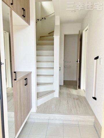 碧南市宮町の玄関|明るく清潔感あるホワイトベースの玄関。爽やかな風が吹き抜けます！