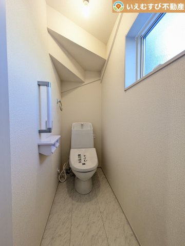 Livele Garden.S　熊谷宮本町第2のトイレ|シンプルで清潔感のあるトイレ
窓付きで明るく、お掃除しやすいシンプルな空間♪