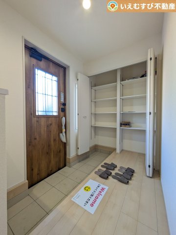 Livele Garden.S　熊谷宮本町第2の玄関|玄関がいつも片づくシューズクローゼット
たっぷり入る収納設備で玄関がすっきり綺麗に過ごせると快適ですよね♪