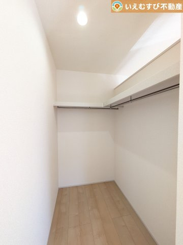 Livele Garden.S　熊谷宮本町第2の収納|たっぷりの収納力を備えたウォークインクローゼット
たくさん収納できるので季節物やかさばるバッグなども片付きます♪