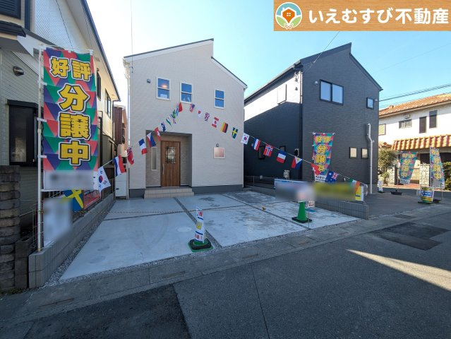Livele Garden.S　熊谷宮本町第2の駐車場|並列3台駐車可能なゆとりのカースペース
複数台車をお持ちでも、お友達が遊びに来てもゆとりの駐車スペース！