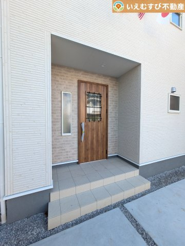 Livele Garden.S　熊谷宮本町第2のエントランス|落ち着いた色づかいのエントランス
駐車場からアクセスの良いエントランス。雨の日や荷物が多くても安心の動線♪