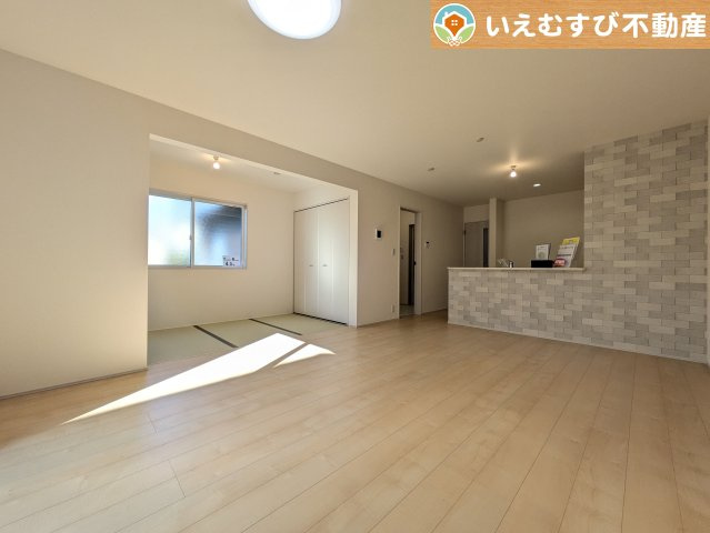 Livele Garden.S　熊谷宮本町第2の居間・リビング|ナチュラルな色合いで落ち着いた印象のリビングダイニング
ぬくもりのあるナチュラルな空間。グリーンを飾っても相性が良さそうですね♪