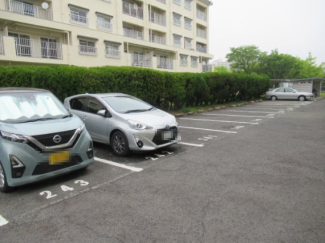 兵庫県公社　東垂水南（１）７Ｂ号棟の駐車場|駐車場があるので、車を買う予定の方も安心です