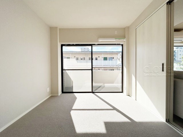 【子供部屋】 | ライツ富士見台 | 洋室2　窓から明るい光が差し込む洋室。ベッドを置いて個人居室にする場合は、多くの時間を過ごすことになる空間です。使い勝手や落ち着きを想像してください。～即日のご見学可能～　お問合せはお気軽にどうぞ。