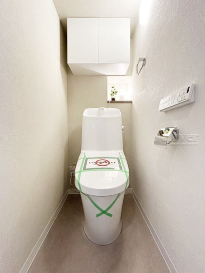 【トイレ】 | ライツ富士見台 | 温水洗浄便座付き　上部に収納を備えたトイレです。自宅の中でも最もプライベートな空間だからこそ、ほしい「落ち着き」がここにあります。～即日のご見学可能～　お問合せはお気軽にどうぞ。