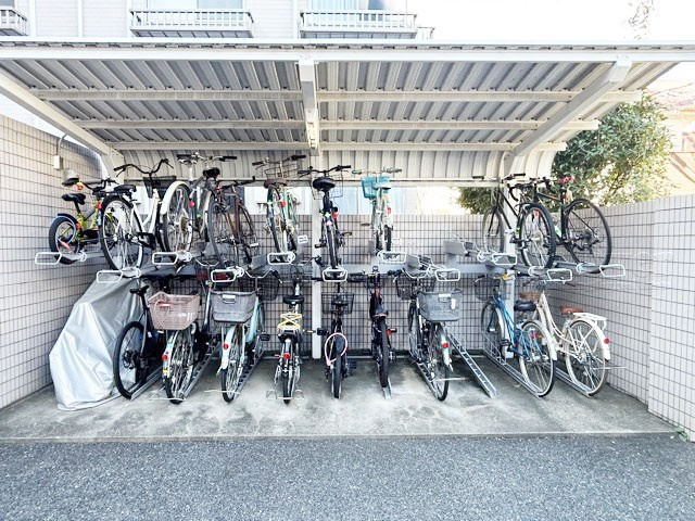【駐輪場】 | ライツ富士見台 | 自転車置き場。マンションの共用部にあたります。空きの有無や駐輪料金、各戸の台数制限などについては、改めてお問い合わせください。～即日のご見学可能～　お問合せはお気軽にどうぞ。