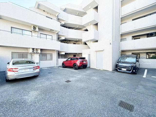 【駐車場】 | ライツ富士見台 | マンションの駐車場スペース。空きの有無や駐車料金、サイズ規定などについては、改めてお問い合わせください。～即日のご見学可能～　お問合せはお気軽にどうぞ。