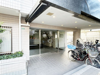 【エントランス】 | オートロックを備えた、マンションのエントランス。やはりセキュリティの観点は欠かすことができません。皆様を“安全”に送り出し、出迎えてくれます。～即日のご見学可能～　お問合せはお気軽にどうぞ。