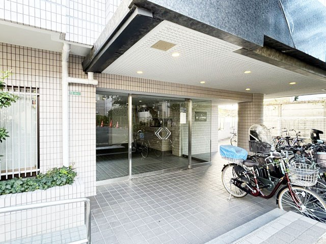 【エントランス】 | ライツ富士見台 | オートロックを備えた、マンションのエントランス。やはりセキュリティの観点は欠かすことができません。皆様を“安全”に送り出し、出迎えてくれます。～即日のご見学可能～　お問合せはお気軽にどうぞ。