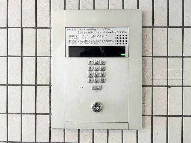 【防犯設備】 | ライツ富士見台 | 部外者の出入りを規制するオートロックの操作盤。「マンションに欲しいセキュリティ」の筆頭格です。これがあるだけで、安心感はひときわ増します。～即日のご見学可能～　お問合せはお気軽にどうぞ。