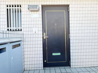 【その他共用部分】 | 皆様をお迎えする、お部屋の玄関ドア。開けやすさや開放角度、ドアノブの操作しやすさや鍵の形状などを、現地で一度ご確認ください。～即日のご見学可能～　お問合せはお気軽にどうぞ。