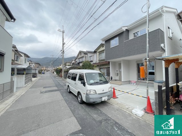 京都市伏見区醍醐御霊ケ下町　第1期　新築一戸建ての前面道路含む現地写真|周辺は閑静な住宅街！前面道路広々で車の出し入れも便利です。駐車が苦手な方でも安心して車庫入れできます！