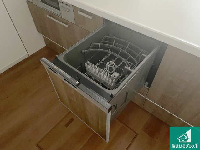 京都市伏見区醍醐御霊ケ下町　第1期　新築一戸建ての設備|食事後の一仕事、食器洗いをボタン一つでお任せできちゃいます！場所を取らないビルトイン式なので、お料理スペースもしっかり確保！