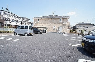 アパートメント　ノイの駐車場