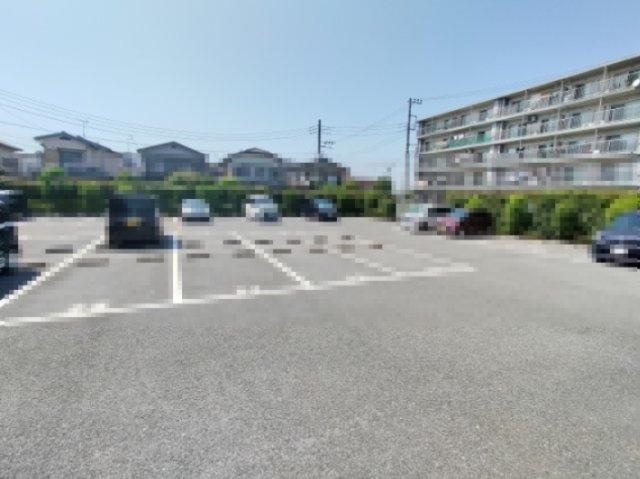エテルノ豊春の駐車場
