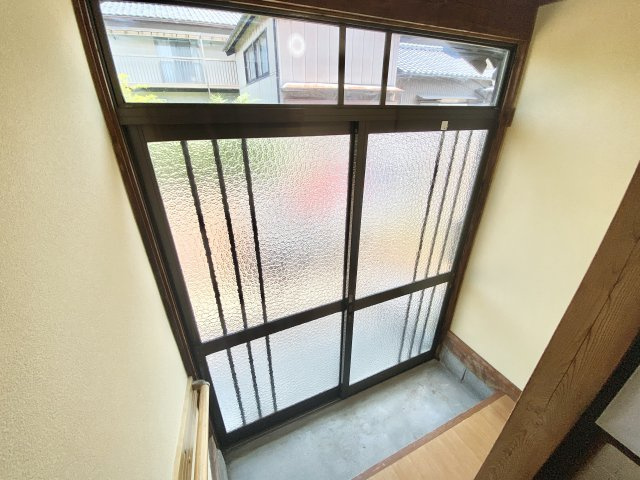 燕市吉田曙町戸建の玄関