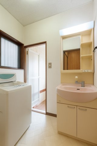 三郷市彦成2丁目　中古戸建の独立洗面台|独立洗面台です。※構造や間取はそのままにCG加工により空家を表現しています。