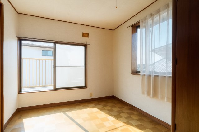 三郷市彦成2丁目　中古戸建の洋室|陽当りの良い2階洋室です。※構造や間取はそのままにCG加工により空家を表現しています。