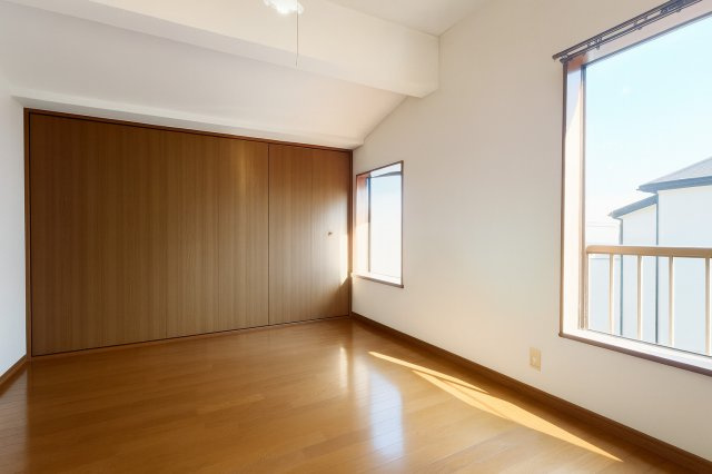 三郷市彦成2丁目　中古戸建の洋室|収納豊富な2階洋室です。※構造や間取はそのままにCG加工により空家を表現しています。