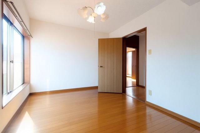 三郷市彦成2丁目　中古戸建の洋室|収納豊富な2階洋室です。※構造や間取はそのままにCG加工により空家を表現しています。