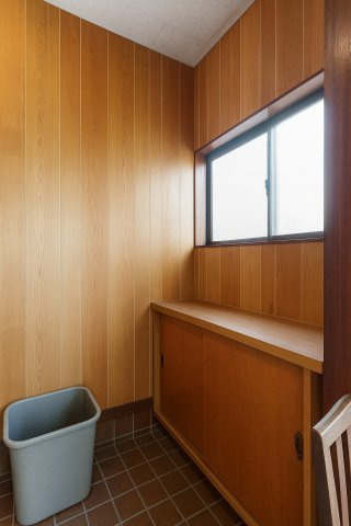 三郷市彦成2丁目　中古戸建の玄関|シューズボックス付きの玄関です。※構造や間取はそのままにCG加工により空家を表現しています。