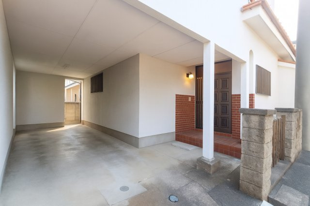 三郷市彦成2丁目　中古戸建の駐車場|愛車を守るビルトインガレージ。※構造や間取はそのままにCG加工により空家を表現しています。