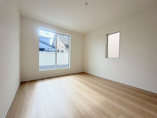 三郷市東町　新築戸建　全1棟の洋室|バルコニーに面した明るい洋室7帖・主寝室としていかがでしょう