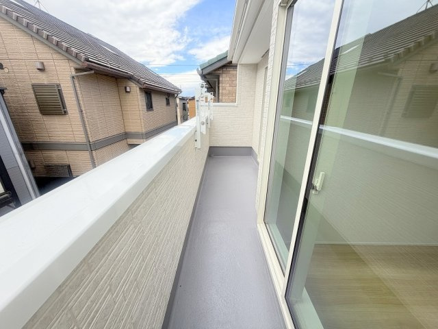 三郷市東町　新築戸建　全1棟のバルコニー|南向きバルコニーにて日当たり良好