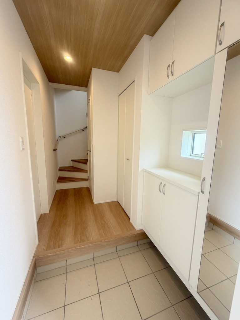 三郷市東町　新築戸建　全1棟の玄関|玄関から見た室内写真です