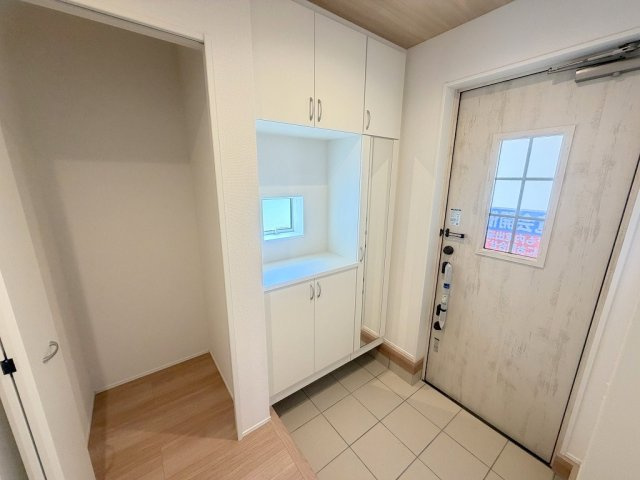 三郷市東町　新築戸建　全1棟の玄関|玄関には便利なクローゼット付きです