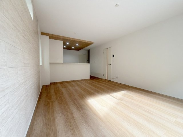 三郷市東町　新築戸建　全1棟の居間・リビング|キッチン横には広々としたパントリー完備