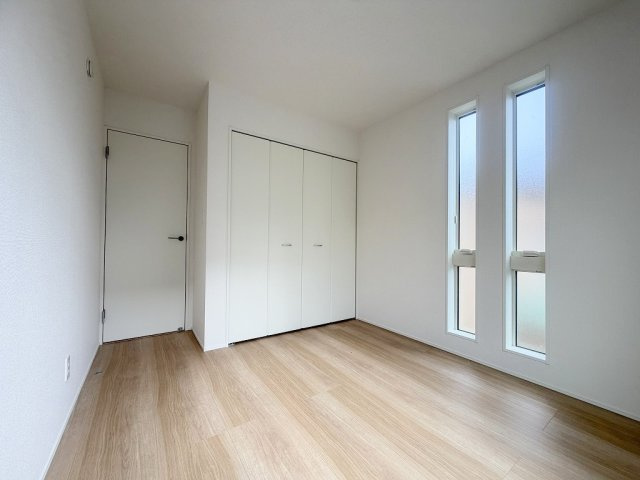 三郷市東町　新築戸建　全1棟の洋室|デザイン性のあるオシャレな窓の洋室5.25帖