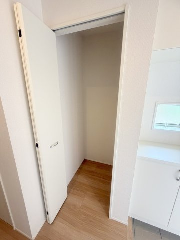 三郷市東町　新築戸建　全1棟の収納|玄関の収納は掃除用具やストック品の収納にも便利