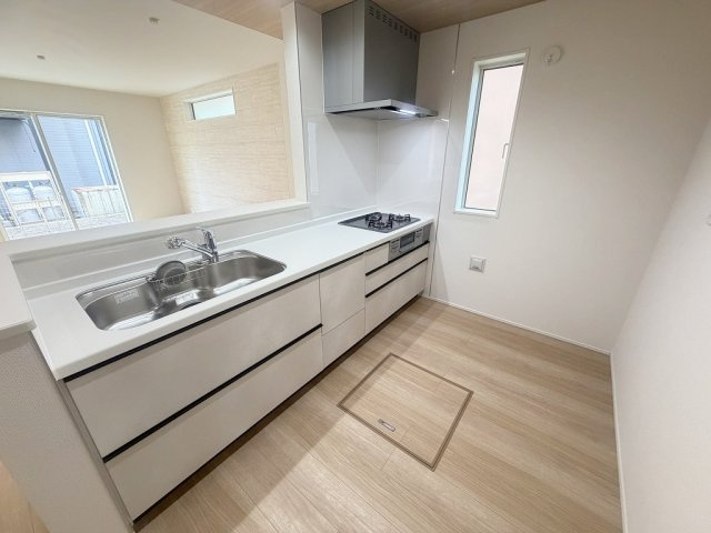 三郷市東町　新築戸建　全1棟のキッチン|会話の弾む対面システムキッチンでお料理も楽しめます