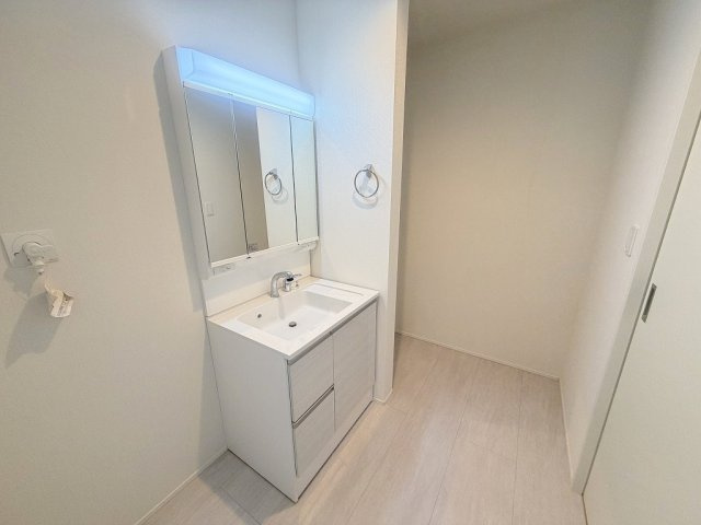 三郷市東町　新築戸建　全1棟の独立洗面台|リネンスペース付きなのでタオルやストック品の収納にも便利