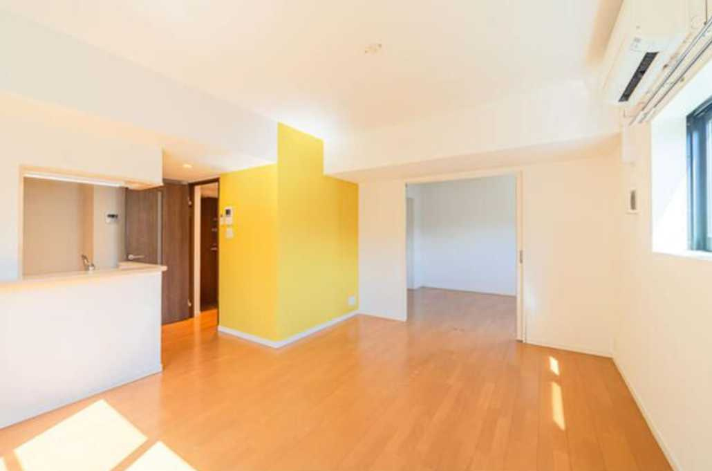 ウェルスクエアイズム三軒茶屋SOUTH　敷金0　ネット無料　オートロックの居間・リビング