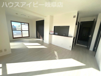 【居間・リビング】 | セザール第二細畑8階！最上階角部屋！78.17㎡のルーフバルコニー♪眺望・日当り良好です♪ | セザール第二細畑8階！最上階角部屋！78.17㎡のルーフバルコニー♪眺望・日当り良好です♪