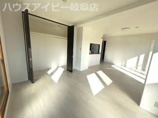【居間・リビング】 | セザール第二細畑8階！最上階角部屋！78.17㎡のルーフバルコニー♪眺望・日当り良好です♪ | セザール第二細畑8階！最上階角部屋！78.17㎡のルーフバルコニー♪眺望・日当り良好です♪