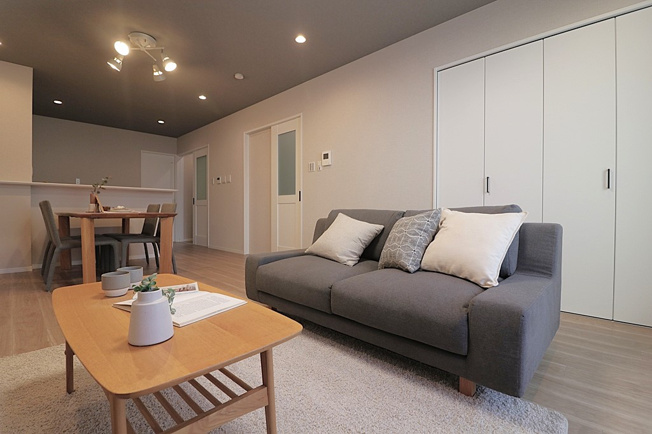 【居間・リビング】 | 東成区大今里南５丁目　中古戸建　★駅近・リフォーム済 | LDK約17.8帖あります！