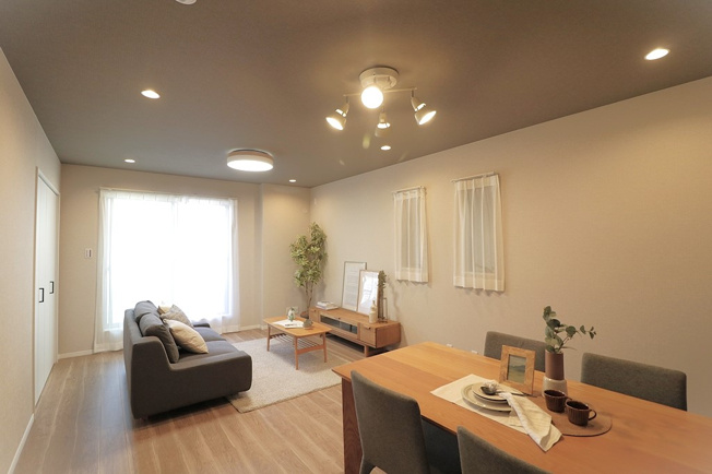 【居間・リビング】 | 東成区大今里南５丁目　中古戸建　★駅近・リフォーム済 | 広々4LDKです！