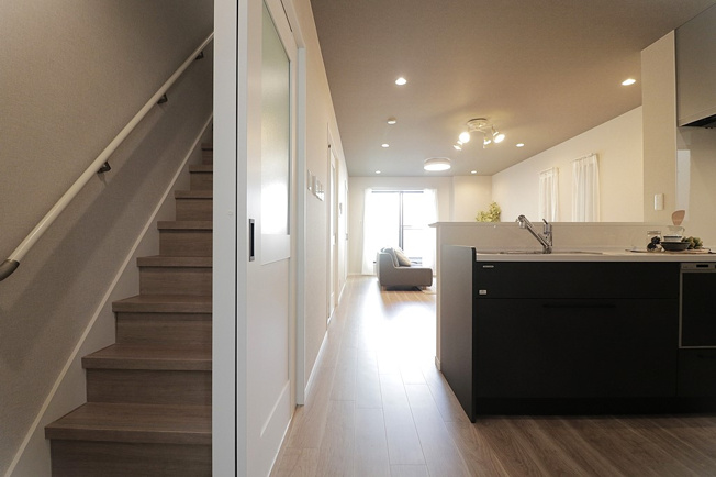 【居間・リビング】 | 東成区大今里南５丁目　中古戸建　★駅近・リフォーム済 | 改装済み物件です♪