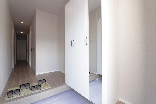 【玄関】 | 東成区大今里南５丁目　中古戸建　★駅近・リフォーム済 | シューズボックスあります！
