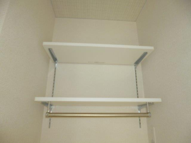 エムズガーデンBの収納|洗濯機上棚